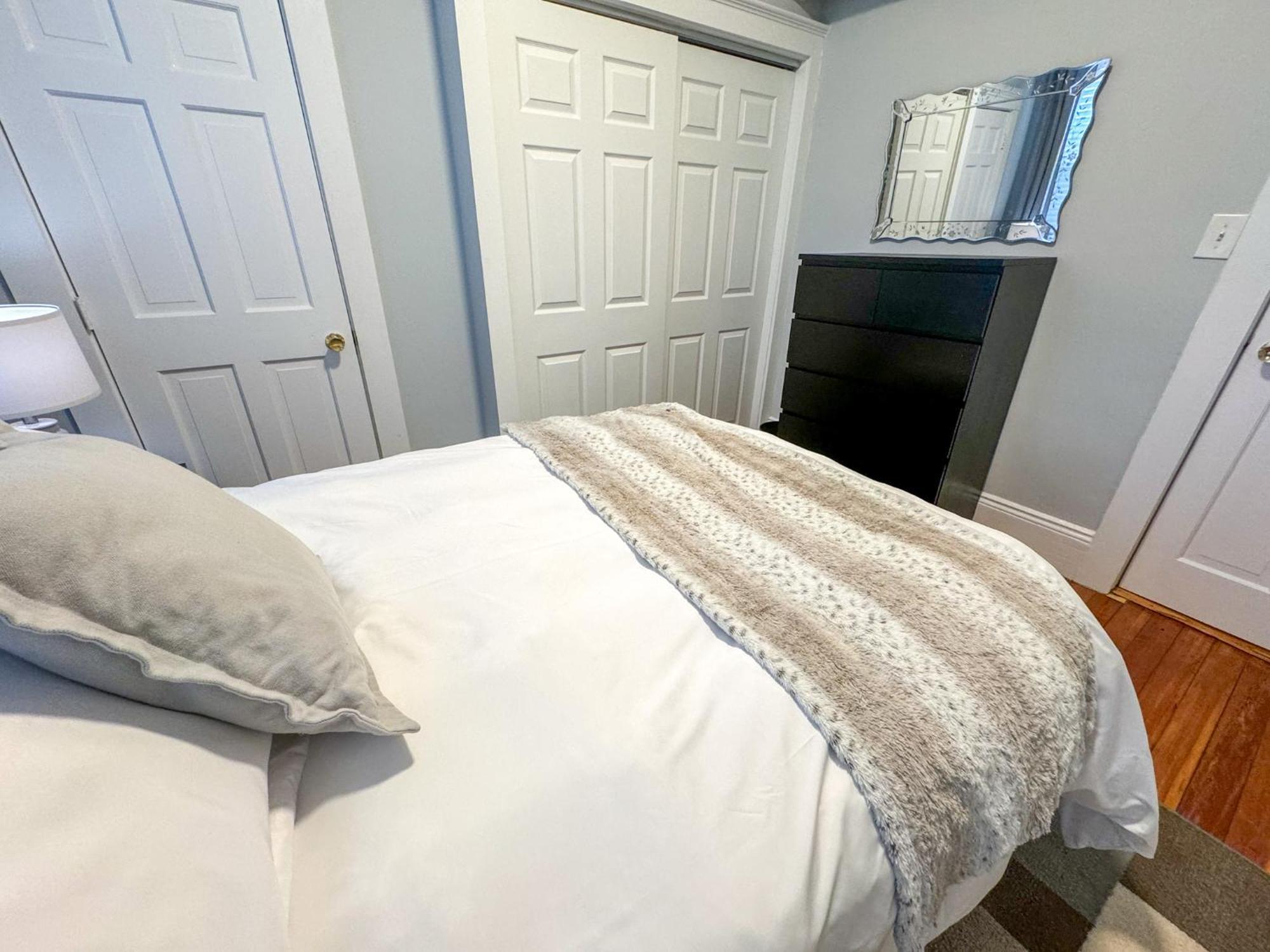 Huge,3 Bed,2Bath,Public Transport,Boston,Sleeps 9 Apartment Brookline Bagian luar foto